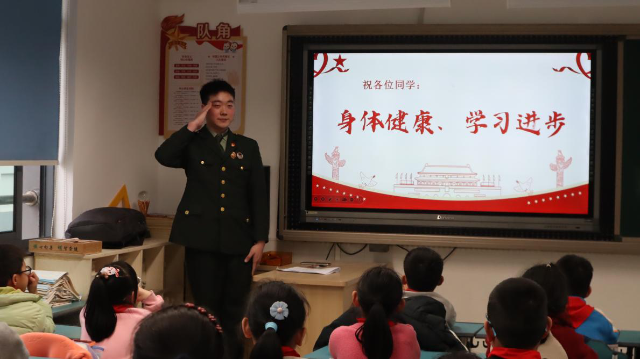 华体买球国旗护卫队来到宁波镇明中心小学上国防教育公开课 徐铭菲 摄.png